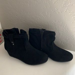 🌻4/$15🌻Brand new without tags or box sz 5 kids Nine West booties.Zipper close